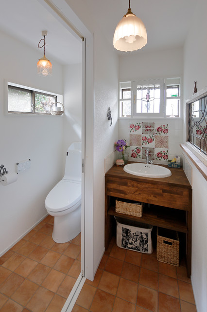 Trip 130年前の梁とレトロタイルが彩る 古民家再生 一戸建て カントリー トイレ 洗面所 他の地域 Lohas Studio ロハススタジオ Houzz ハウズ