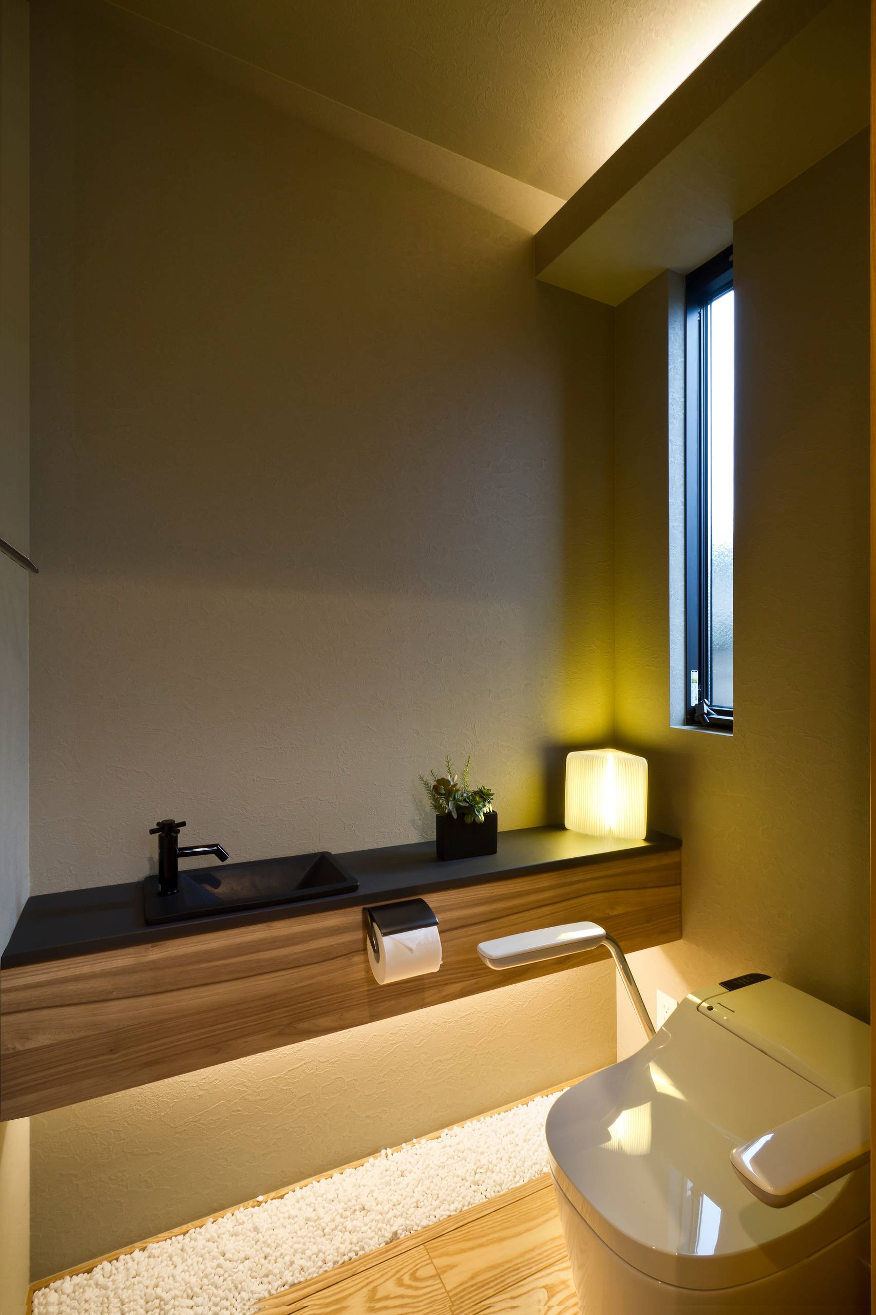 モダンスタイルのおしゃれなトイレ 洗面所 茶色い壁 の画像 75選 22年3月 Houzz ハウズ