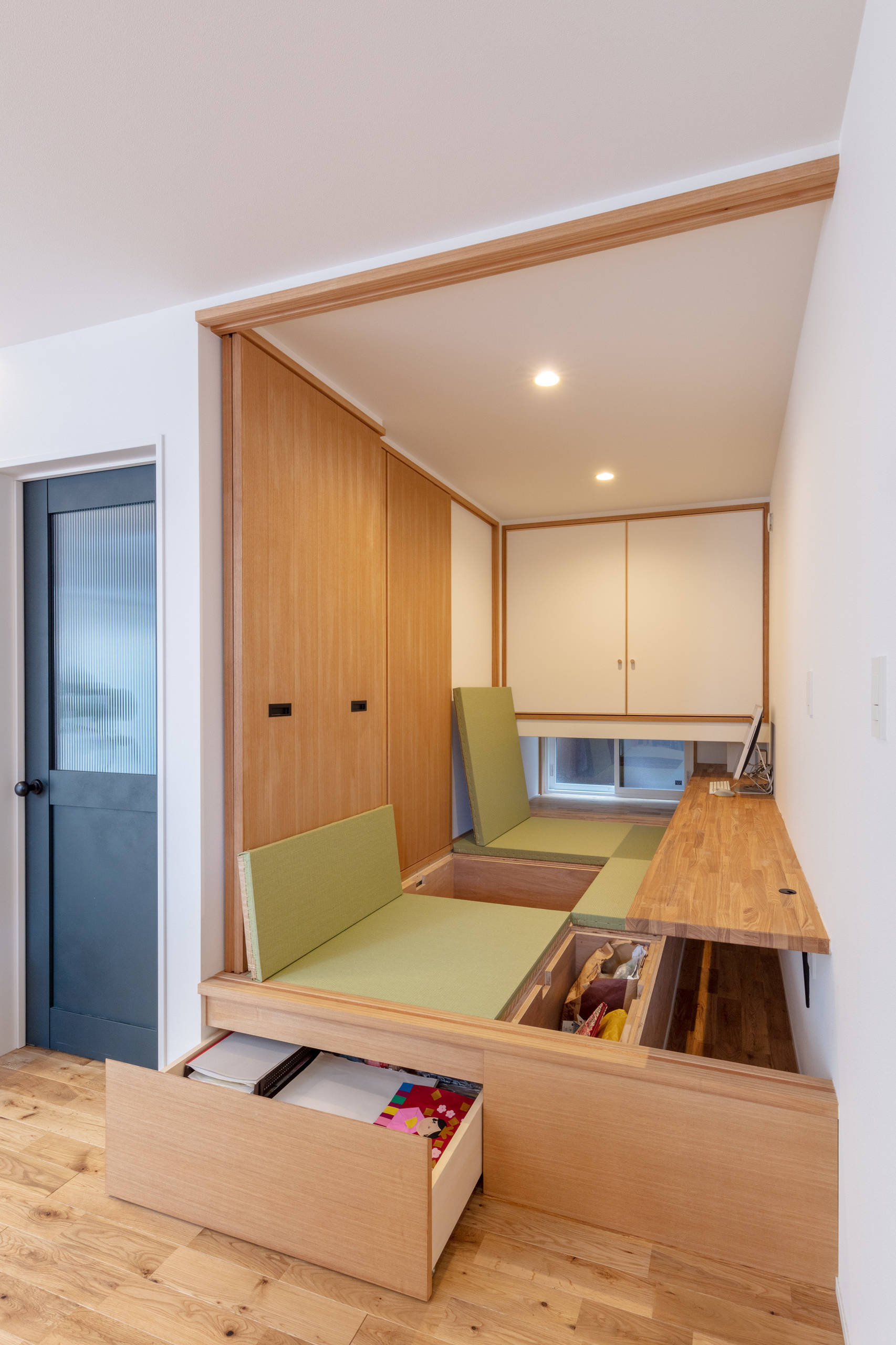 インダストリアルデザインのお家 Japanese Family Room Osaka By アプリコット建築研究所 Houzz