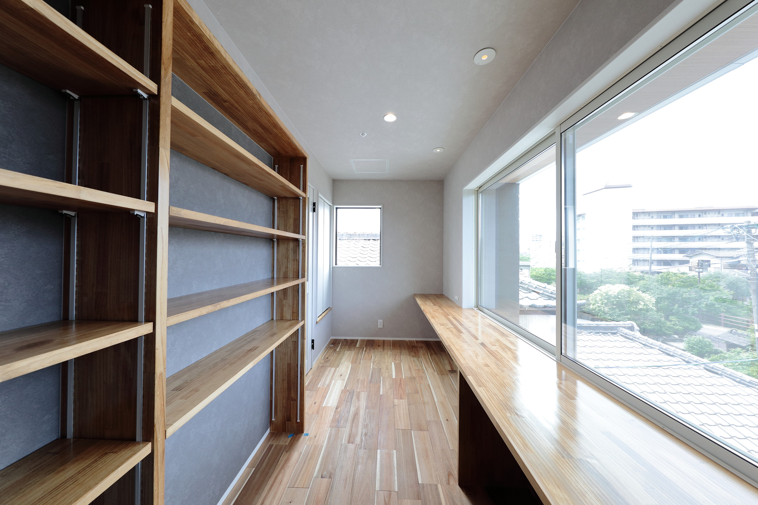 美しい川が見えるカフェ感覚のフリースペース Modern Family Room Other By 有限会社喜々津ホーム Houzz