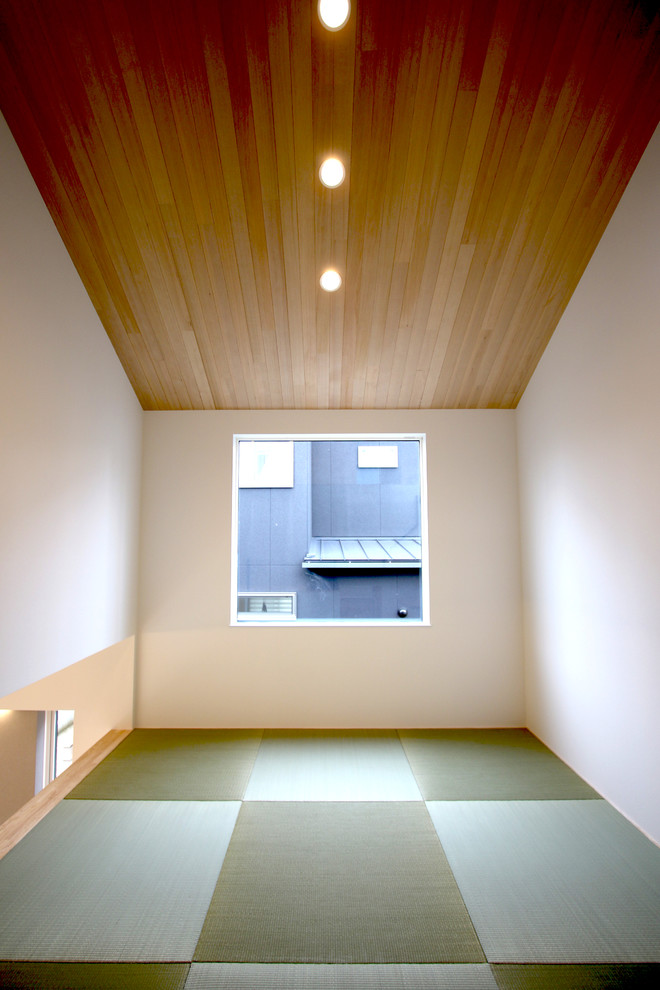 スキップフロアの和室は勾配天井にし ウッドパネルで綺麗に仕上げました Modern Family Room Other By 株式会社インターリビング Houzz