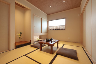 おしゃれな和風のファミリールーム ベージュの壁 の画像 21年9月 Houzz ハウズ