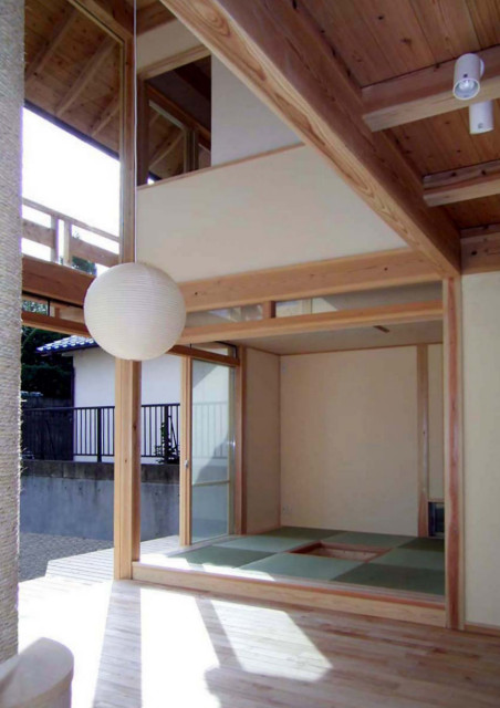 木造真壁ソーラーハウス 吹抜け空間と和室 Japones Sala De Estar Kioto De Nestdesign 杉本考次 Houzz