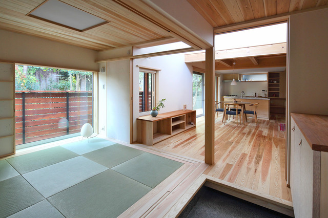 森の風景と暮らすしっくいと板張りの家 Modern Family Room Other By 株式会社シーエッチ建築工房 Houzz