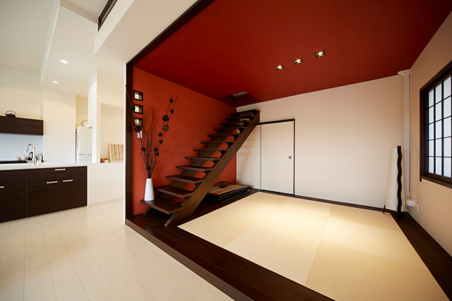 赤のアクセントクロスが映える小上がりの和室 Modern Family Room Other By 株式会社ナサホーム Houzz