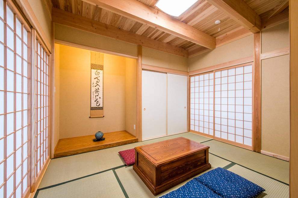 適材適所に収納のあるシンプルな和風切妻の家 Japanese Family Room Other By 佐々木順建設株式会社 Houzz