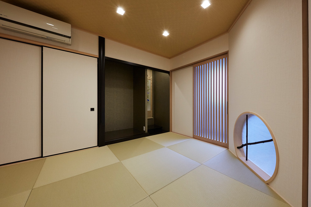 黒竹をアクセントにした丸窓で風情のある和室に Modern Family Room Osaka By 株式会社ナサホーム Houzz