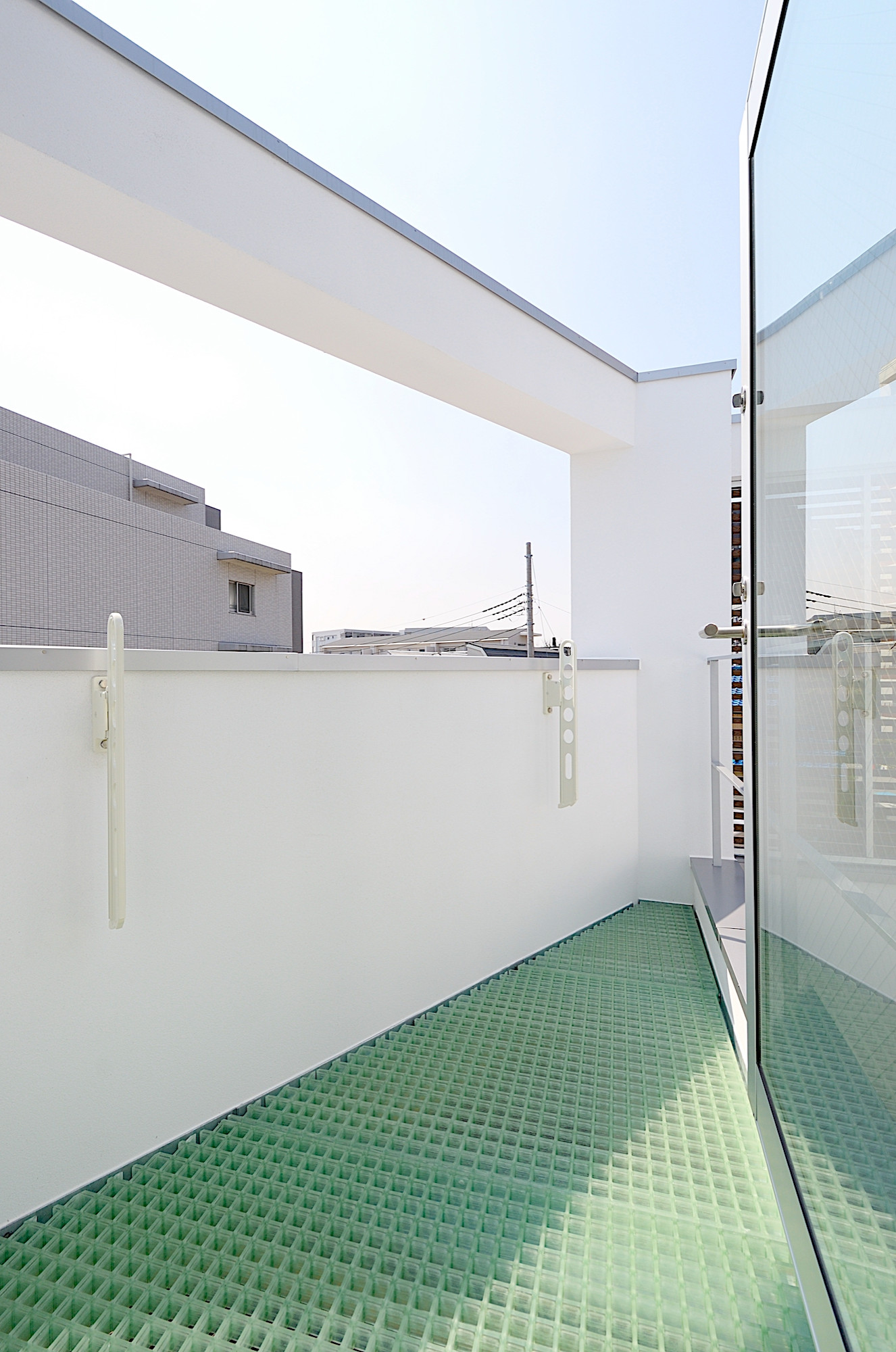 グレーチング床のテラス Hns House Modern Balcony Tokyo By 仲摩邦彦建築設計事務所 Houzz