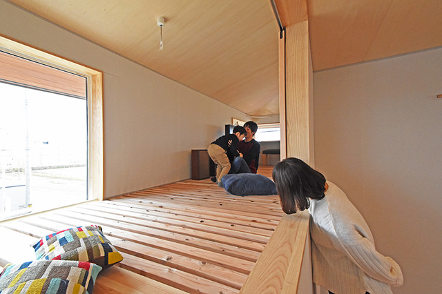 天候を気にせず洗濯物が干せるインナーバルコニー Asiatique Balcon Autres Perimetres Par 合同会社negla設計室 Houzz