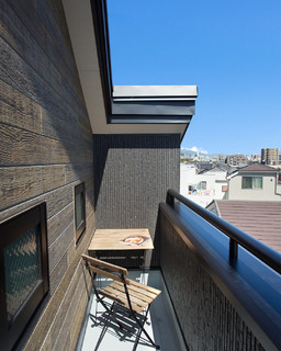 小さなバルコニーから青空と自然を仰ぐ２階リビングの家 Landhausstil Balkon Sonstige Von サイエンスホーム