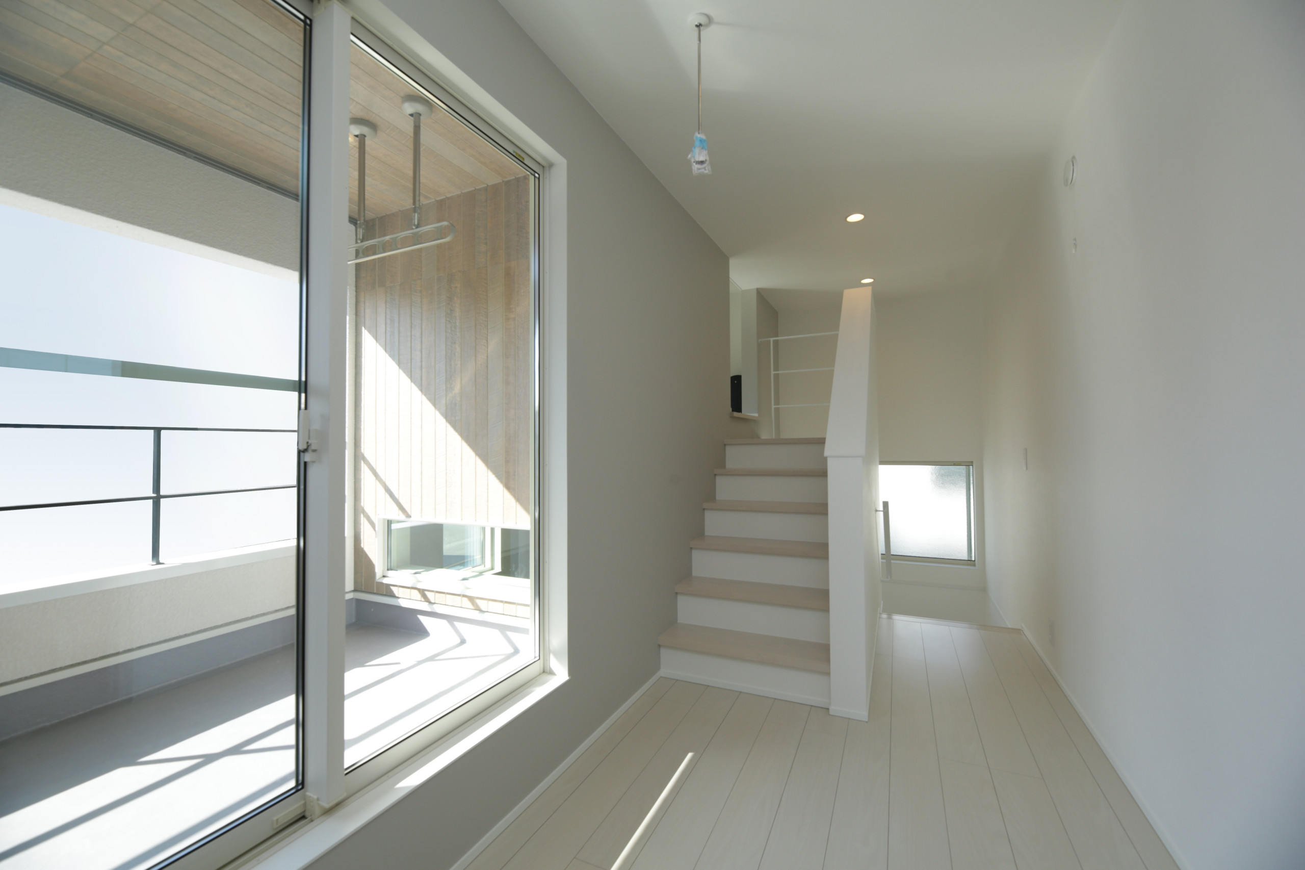 洗濯物干しに重宝するインナーバルコニー Style House Skip スキップ Modern Balcony Other By 株式会社レオック Houzz