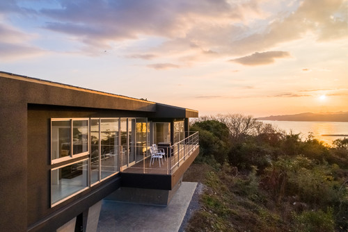 海を望むリゾートホテルのような家  Houzz (ハウズ)