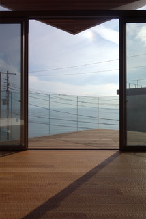 Ripple House バルコニーとガラスの手摺 Beach Style Balcony Tokyo Suburbs By 村上建築設計室 Houzz