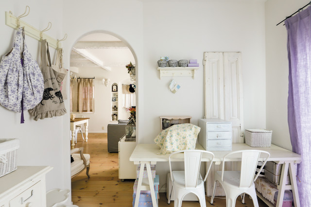 こだわりのアンティーク家具がとてもよく合う かわいらしいシャビーシックなおうち Romantique Bureau A Domicile Autres Perimetres Par Design House F 古川工務店 Houzz