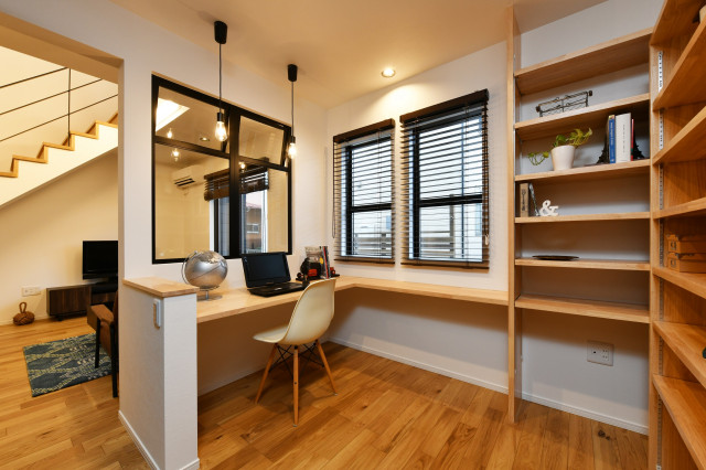 セミオーダー 西海岸スタイル リビングに書斎のある家 Bord De Mer Bureau A Domicile Autres Perimetres Par Creacasa クレアカーサ Houzz