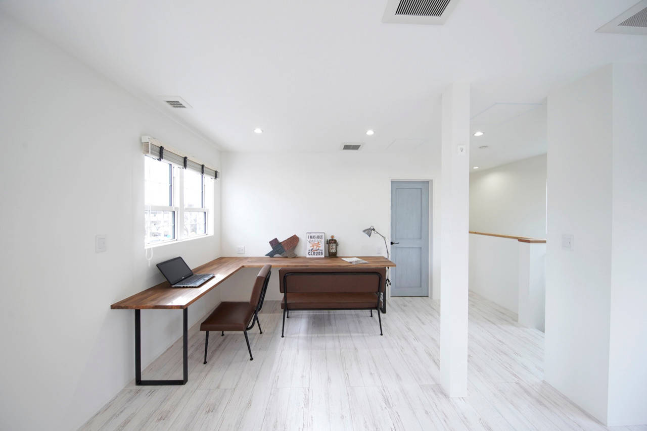 ミッドセンチュリースタイルのおしゃれなホームオフィス 書斎 白い床 の事例 75選 22年10月 Houzz ハウズ