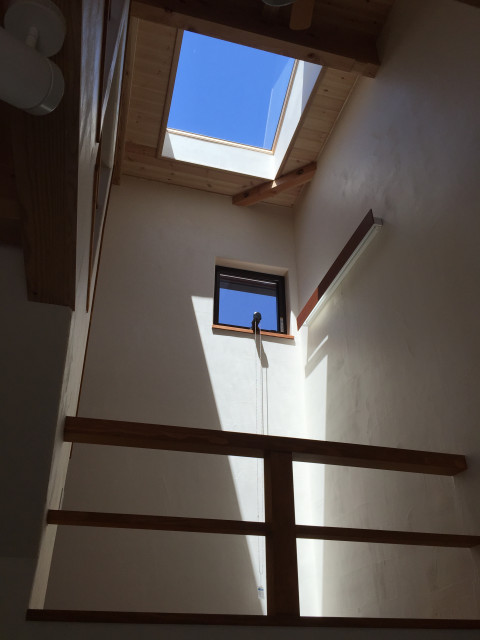 階段踊り場のレベルに 座卓のカウンターを設け書斎スペースとした 天窓からは時を刻む日差しがさしてきます Home Office Other By アデッソデザイン一級建築士事務所 Adesso Design Houzz