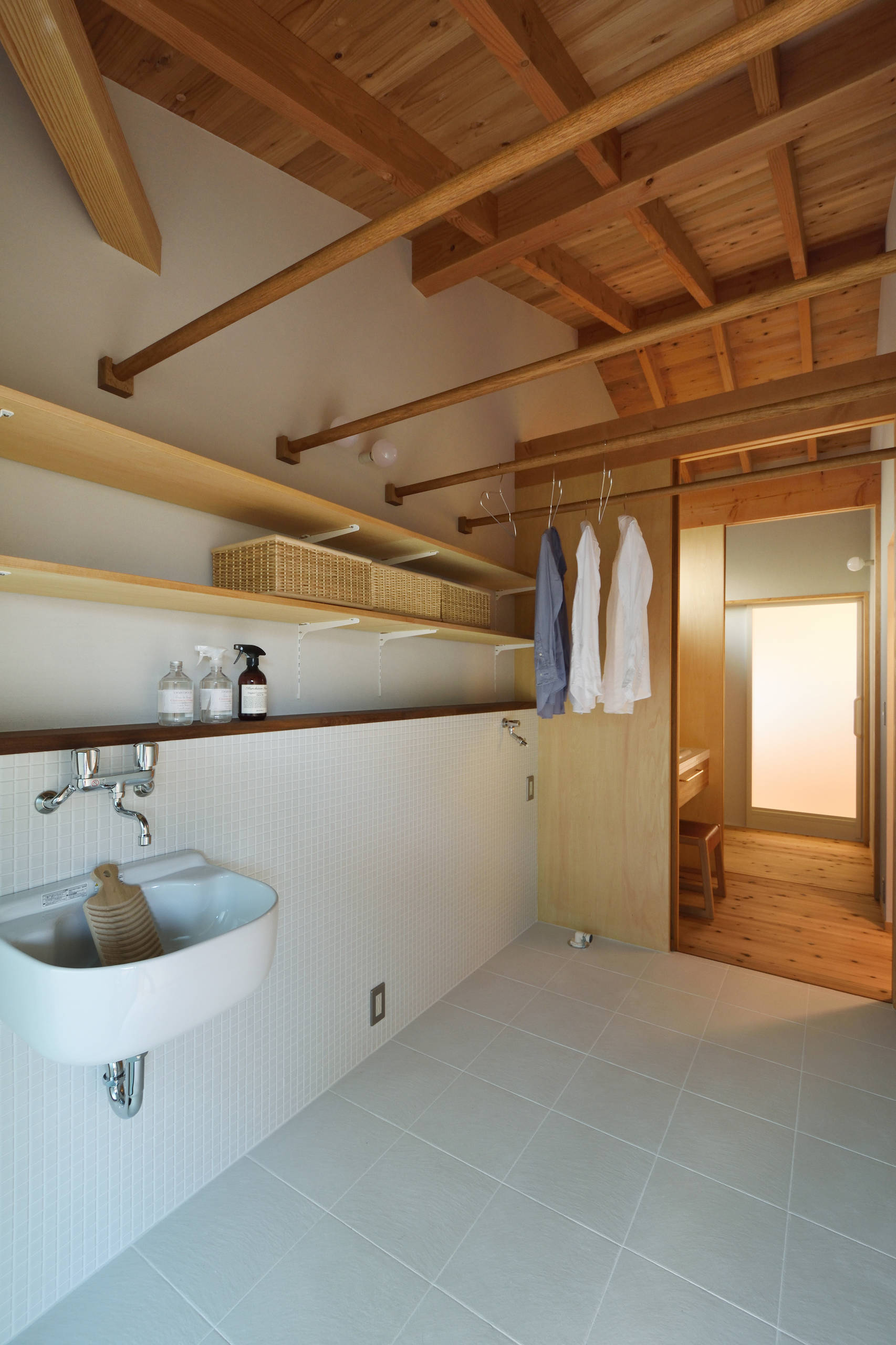 細谷の平屋 Modern Laundry Room Other By Atelier Hishida アトリエ ヒシダ Houzz