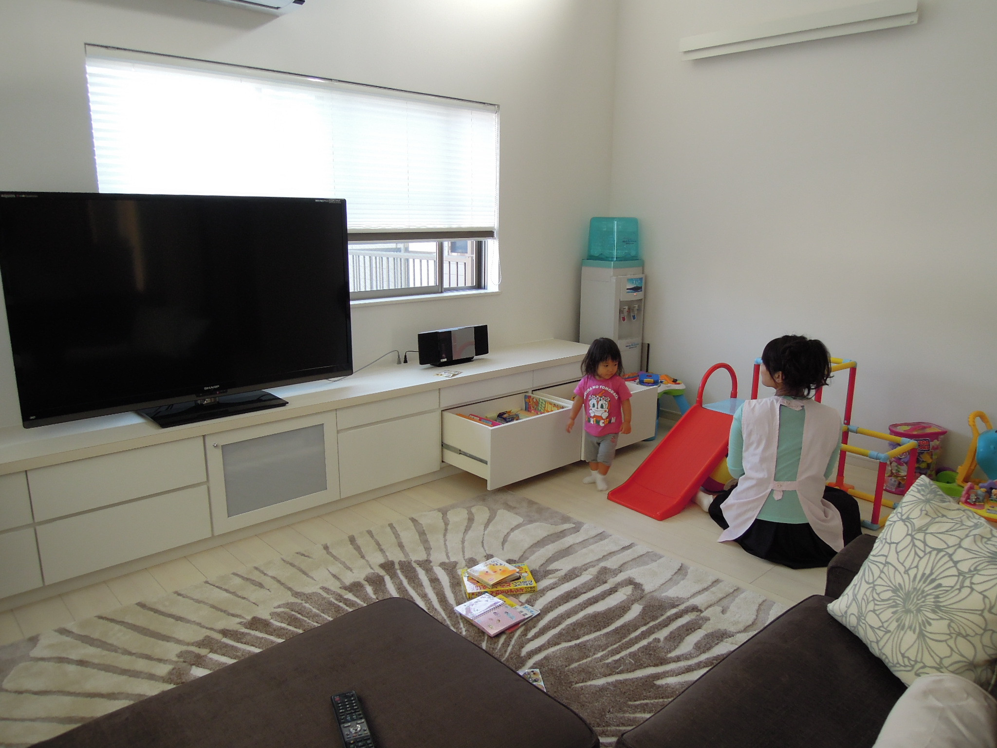おもちゃや絵本もしまえるテレビボード兼リビング収納 Modern Living Room Tokyo By User Houzz