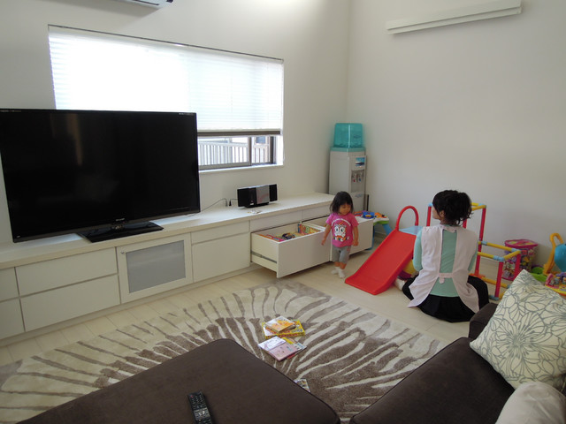 おもちゃや絵本もしまえるテレビボード兼リビング収納 Moderne Salon Tokyo Par User Houzz