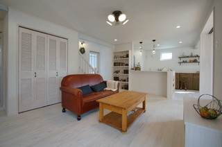 北欧スタイルのリビング 白い床 のインテリア実例画像 21年9月 Houzz ハウズ