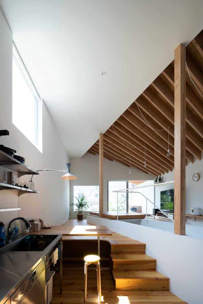 スキユハウス 犬と暮らす ねじれ屋根の家 Modern Living Room Tokyo Suburbs By 一級建築士事務所 ｉｋｍｏ Houzz
