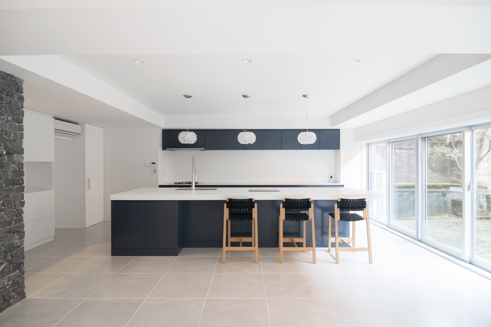 タイル張りの大きなldk Modern Living Room By 株式会社エキップ Houzz