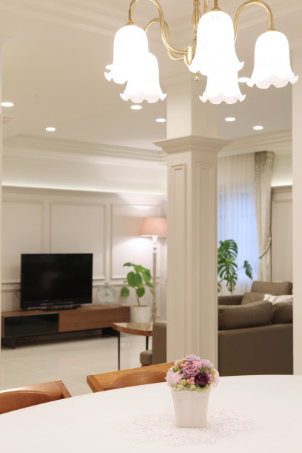 デザイン柱と間接照明 Contemporain Salon Kobe Par 伊藤建築デザイン一級建築士事務所 Houzz