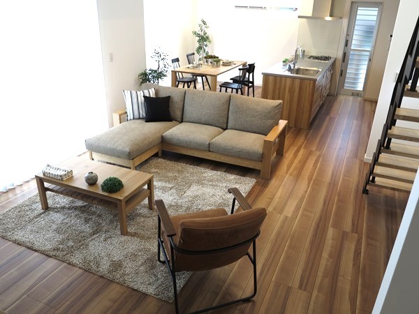 ナチュラル ブラックの階段に合わせてナチュラルな家具と黒をアクセントカラーとしたナチュラルコーディネート Farmhouse Living Room Nagoya By インテリアショップbigjoy Houzz