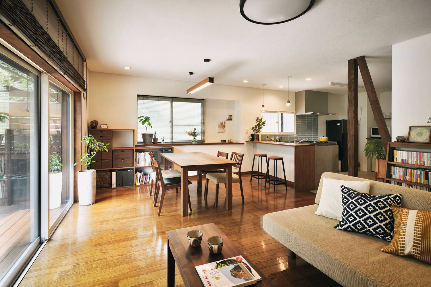 パパおかえり が聞こえる夕暮れ Midcentury Living Room By 株式会社スタイル工房 Stylekoubou Houzz