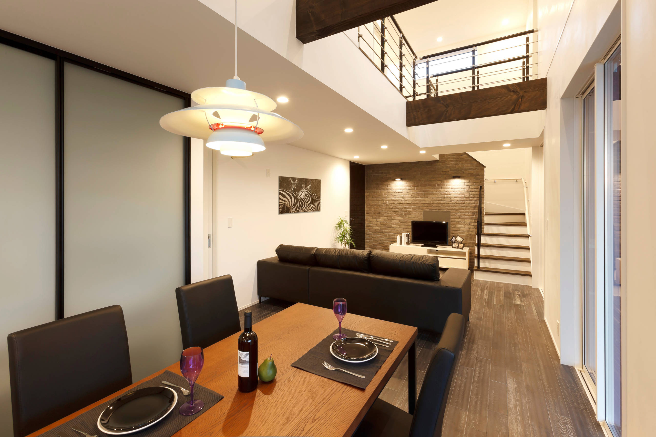 リビング 黒いソファ のインテリア実例画像 21年9月 Houzz ハウズ