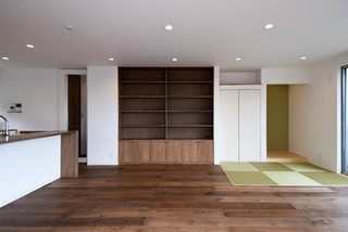 フローリングと段差のない畳のあるリビング ダイニング キッチン Contemporary Living Room Other By 株式会社本井建築研究所一級建築士事務所 Houzz