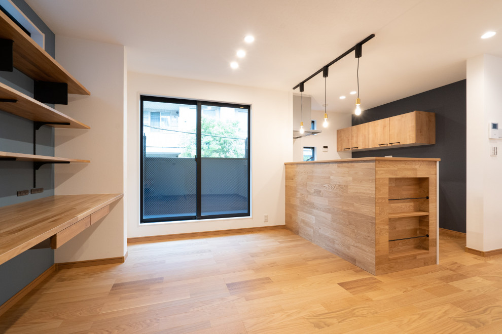 モダンスタイル 木質 家事室がある家 Moderno Salon Tokio De ケイディアイ Houzz