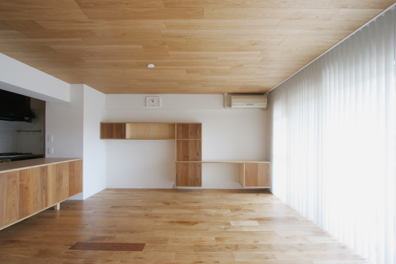 リアルパネル ナララスティック ブラックチークラスティック 天井 収納扉使用 Contemporary Living Room Tokyo By Nissin Ex ニッシンイクス Houzz