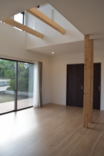 リビング上は化粧梁を見せた吹き抜けを Contemporain Salon Autres Perimetres Par 株式会社ワンズホーム Houzz