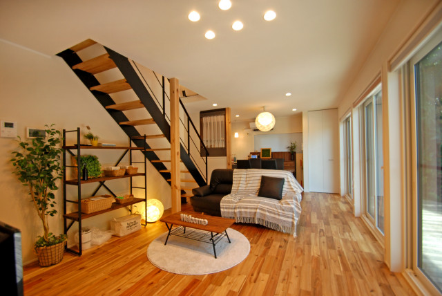 一面は3枚の掃き出し窓 抜群の開放感 Modern Living Room Other By 有限会社フロンティアーズ Houzz Uk