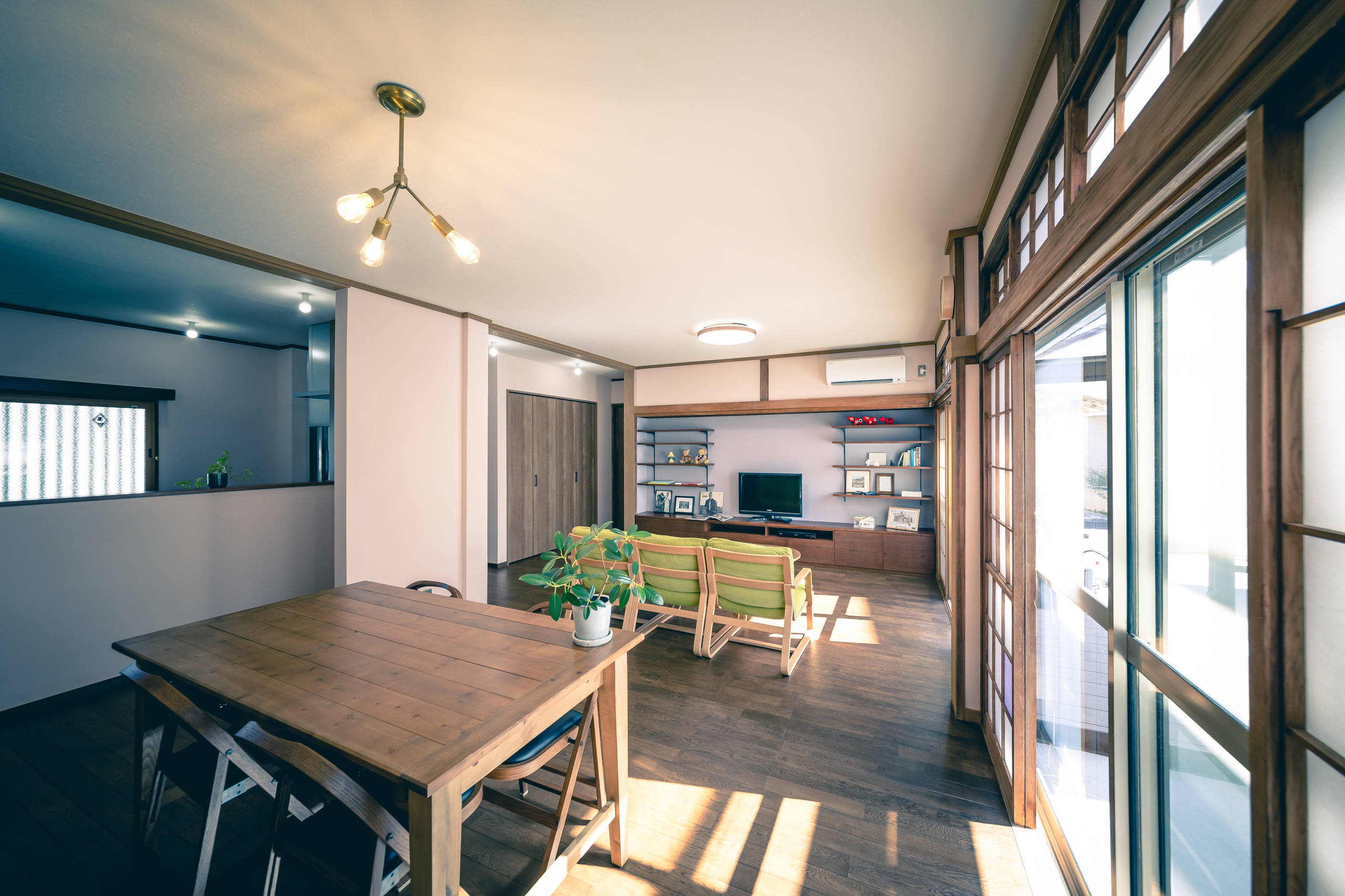 おしゃれなリビング ピンクの壁 のインテリア画像 75選 22年1月 Houzz ハウズ