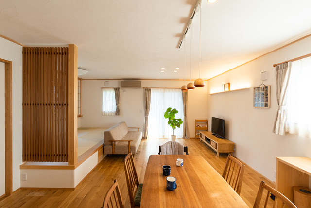 丸窓の和モダン住宅で 自然素材 に包まれた豊かなくらし Japonais Salon Nagoya Par 株 アイジーコンサルティング Igスタイルハウス 名古屋スタジオ Houzz