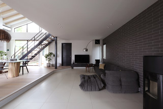 モダンスタイルのおしゃれなリビングのインテリア実例画像 21年7月 Houzz ハウズ