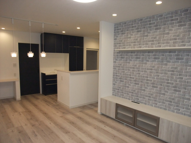 キッチン 建具が紺色でアクセント ｔvボード背面は タイル柄アクセントクロスです 全体がグレートーンの中で紺色で引き締めています 北欧 リビング 他の地域 Fine プラスファイン インテリア Houzz ハウズ