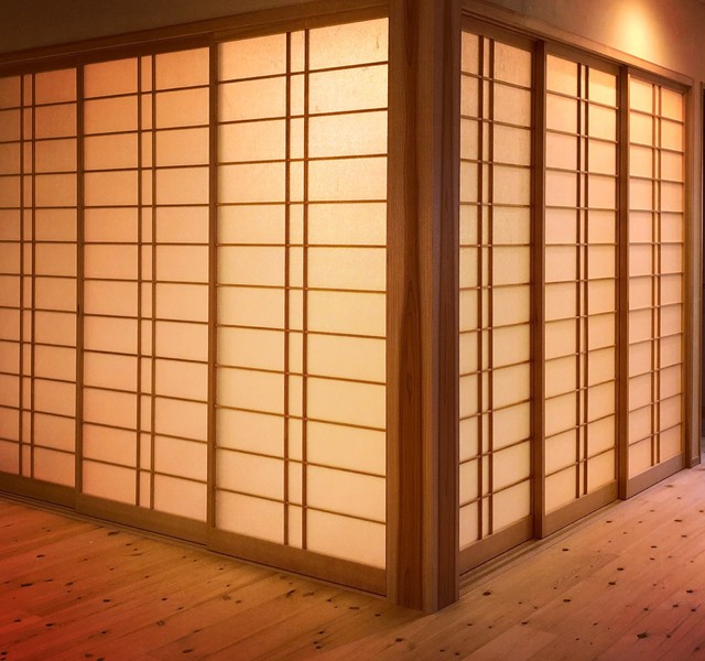 和室 障子を閉じると大きな行灯になります Japones Salon Otras Zonas De アデッソデザイン一級建築士事務所 Adesso Design Houzz