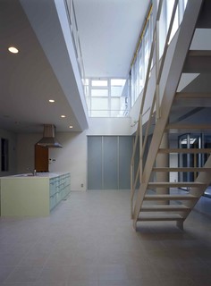 喧噪に包まれた町の静かな家 Modern Living Room Osaka By アンダーコンストラクション Houzz