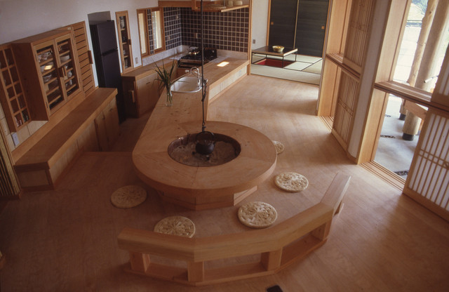 囲炉裏テーブルと露天風呂のある別荘 Moderne Salon Autres Perimetres Par 株 独楽蔵 Komagura Houzz