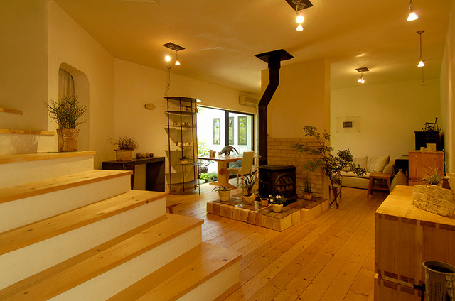 土佐漆喰の家 Salon Otras Zonas De 大森建築設計室