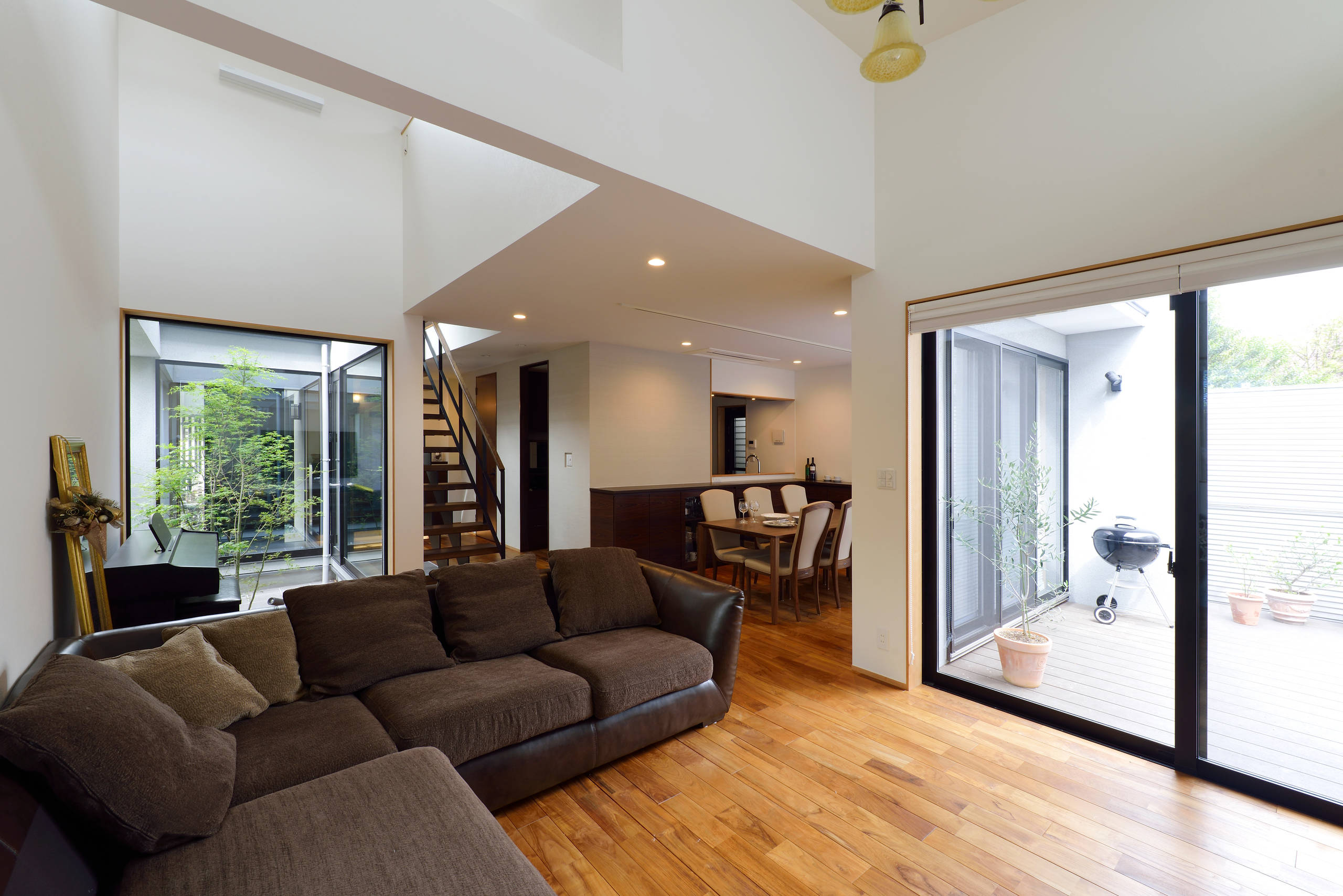 リビング 黒いソファ のインテリア実例画像 21年9月 Houzz ハウズ