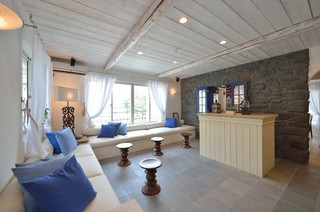 グレーの地中海スタイルのおしゃれなリビングのインテリア実例画像 21年9月 Houzz ハウズ グレーの地中海スタイルのおしゃれなリビングのインテリア実例画像 21年9月 Houzz ハウズ