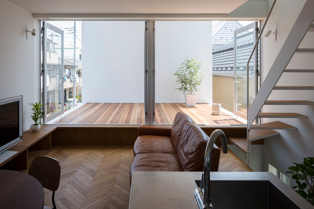 Una casa llena de luz y naturaleza con un patio interior en Tokio