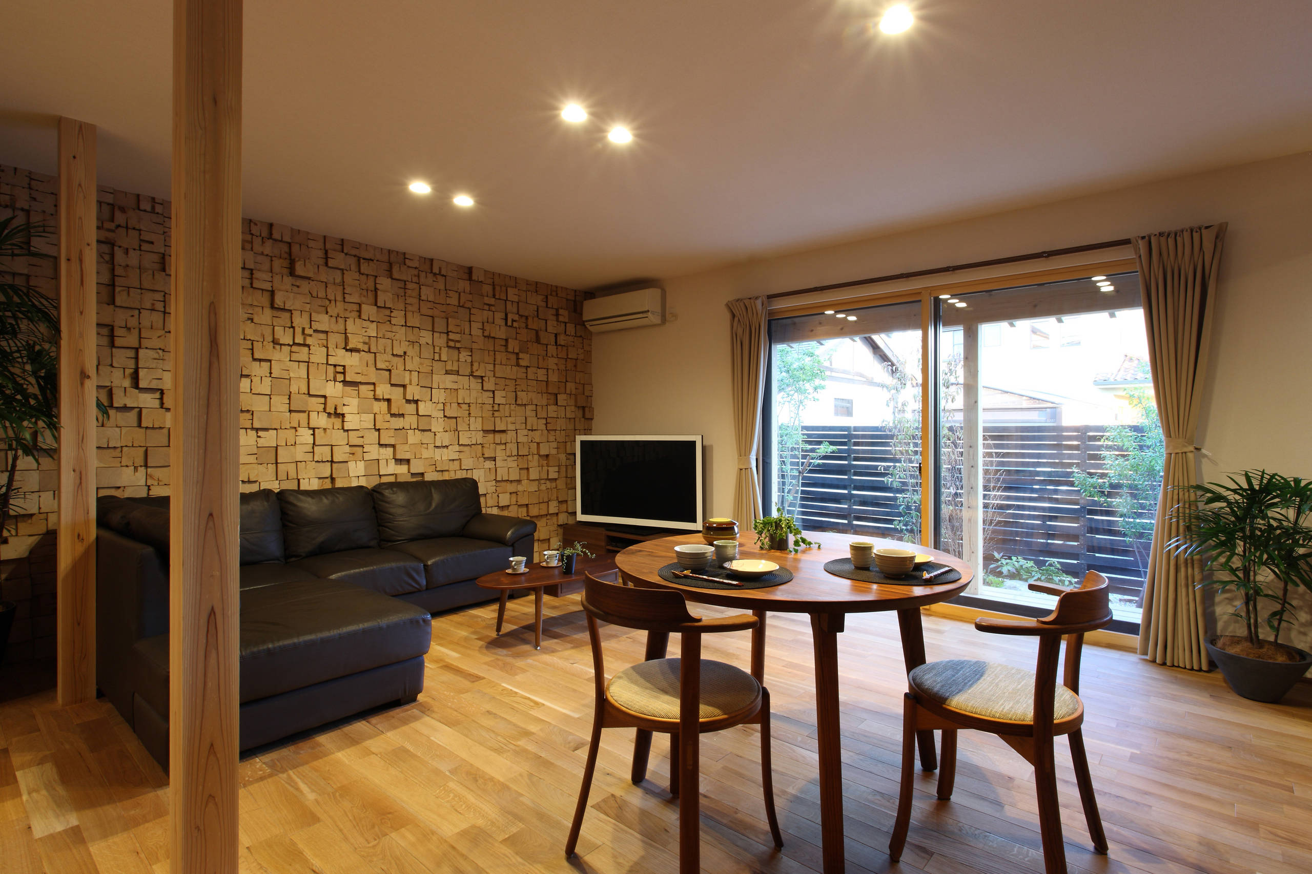 大改造 劇的ビフォーアフター やかましい家 Asian Living Room Kobe By Studio Tanpopo Gumi 一級建築士事務所 Houzz