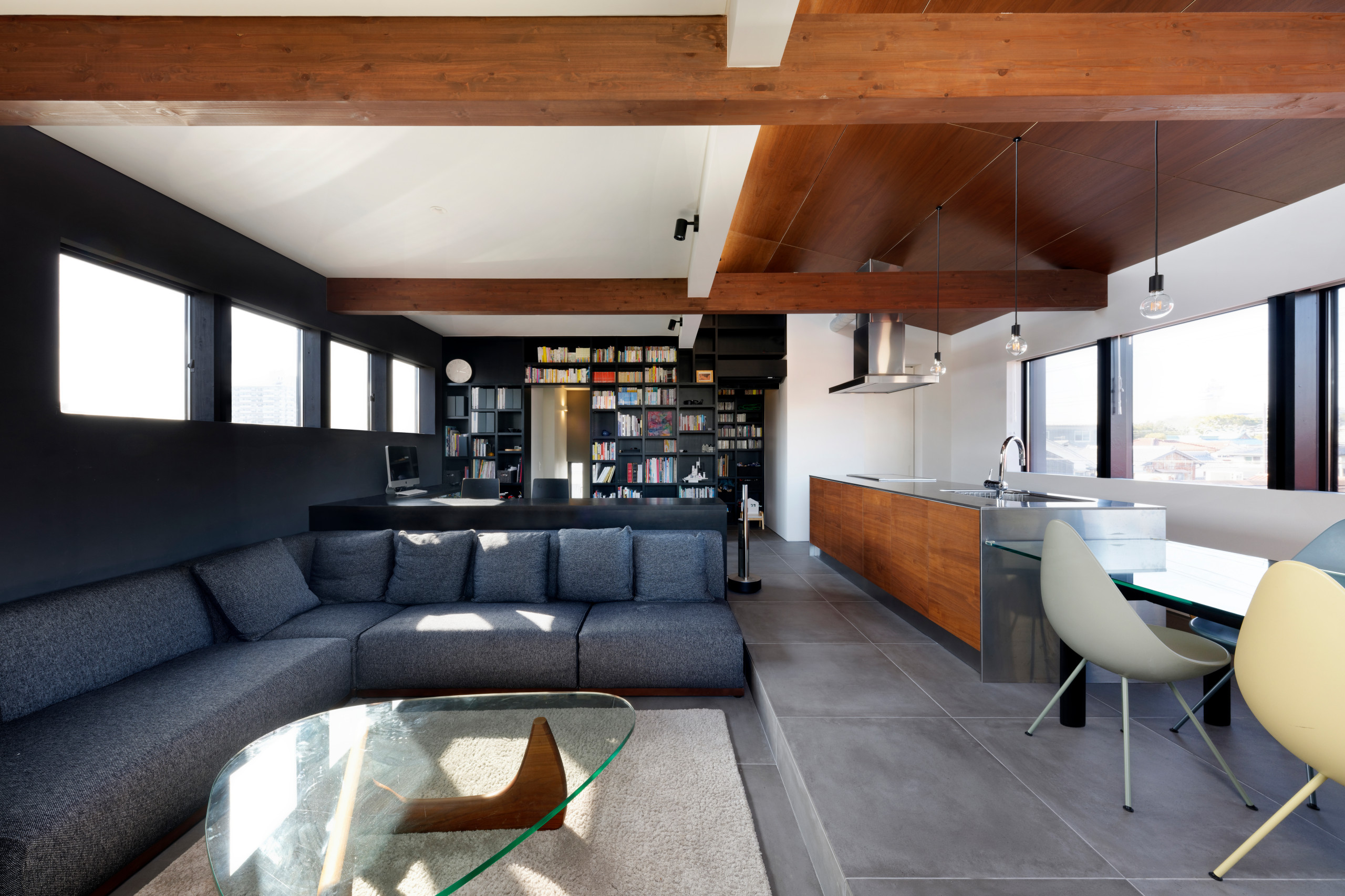 大空間ldkやホテルライクな玄関 こだわりのスチール階段が印象的な旗竿地3階建て住宅 Contemporary Living Room Other By あんじゅホーム Houzz