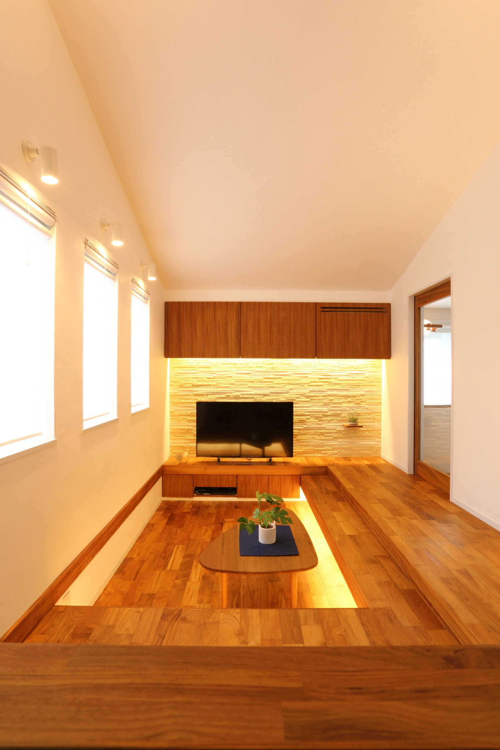 和風のおしゃれなリビング 濃色無垢フローリング のインテリア画像 75選 22年4月 Houzz ハウズ